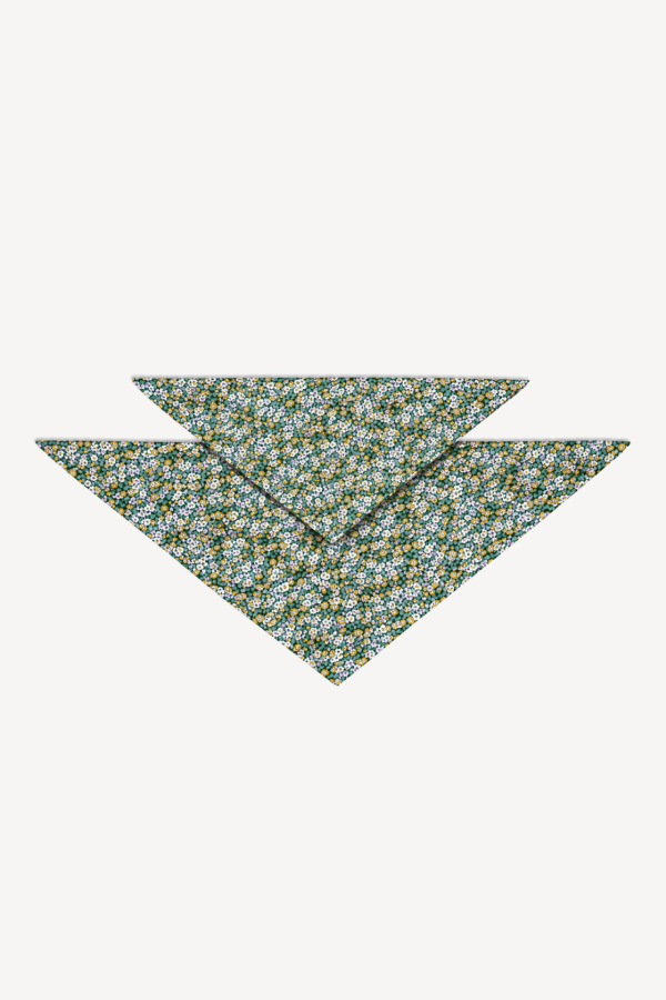 Косынка зеленая в цветочках 60*40 см